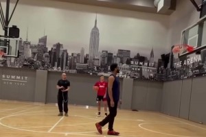 依然美如畫的投籃！安東尼球癮犯了，來指導一下年輕人！