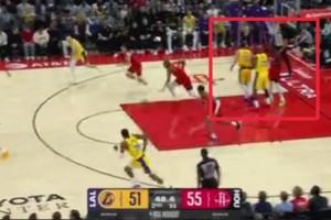 又一幅名畫！火箭推快攻，東契奇和詹姆斯都沒回防，同時看向裁判